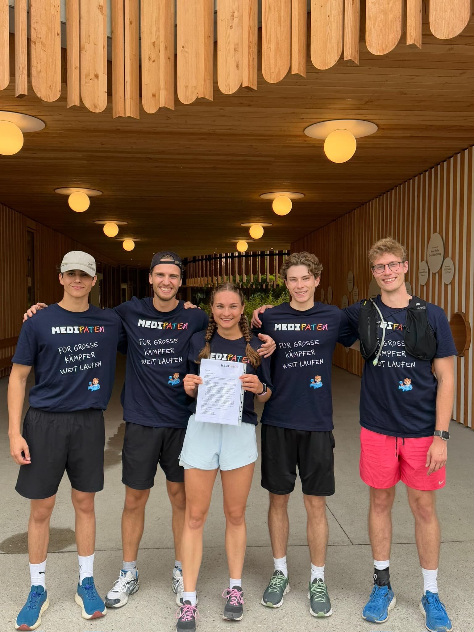 Gruppe lachender Kinder