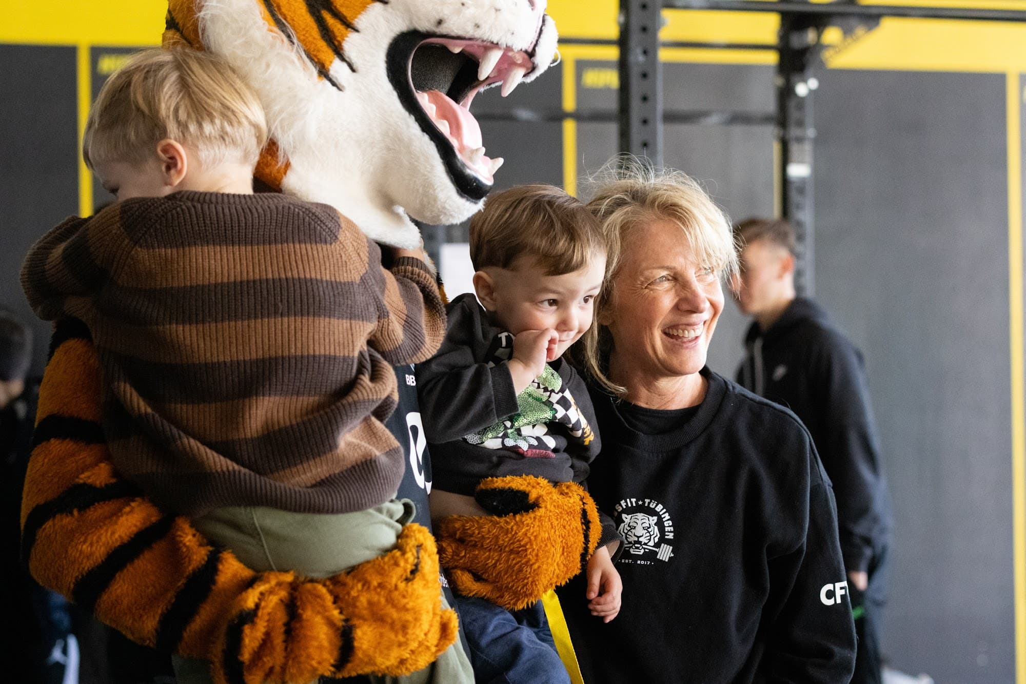 Ein Lächeln, das alles sagt: Wenn Kinder mit unserem Tiger-Maskottchen feiern, ist Bewegung pure Freude.
